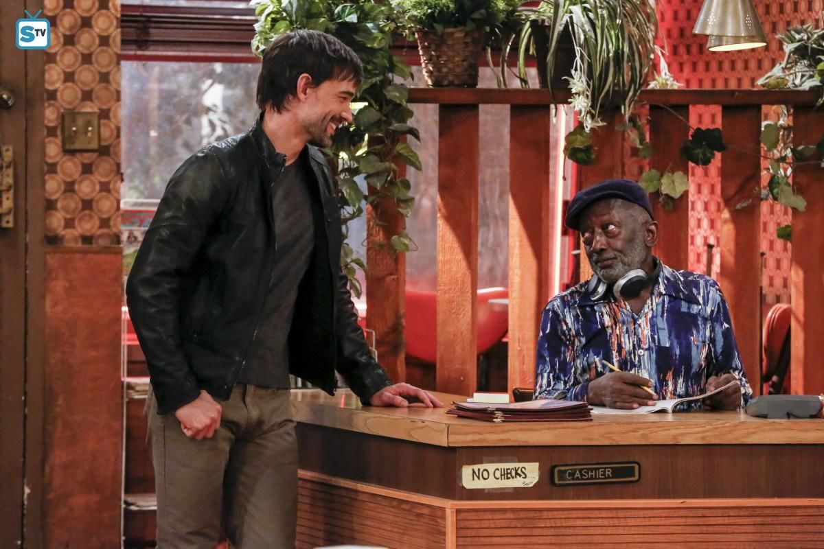 2 Broke Girls S6E21 And the Rock Me on the Dais