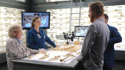 Bones S11E4 The Carpals in the Coy-Wolves