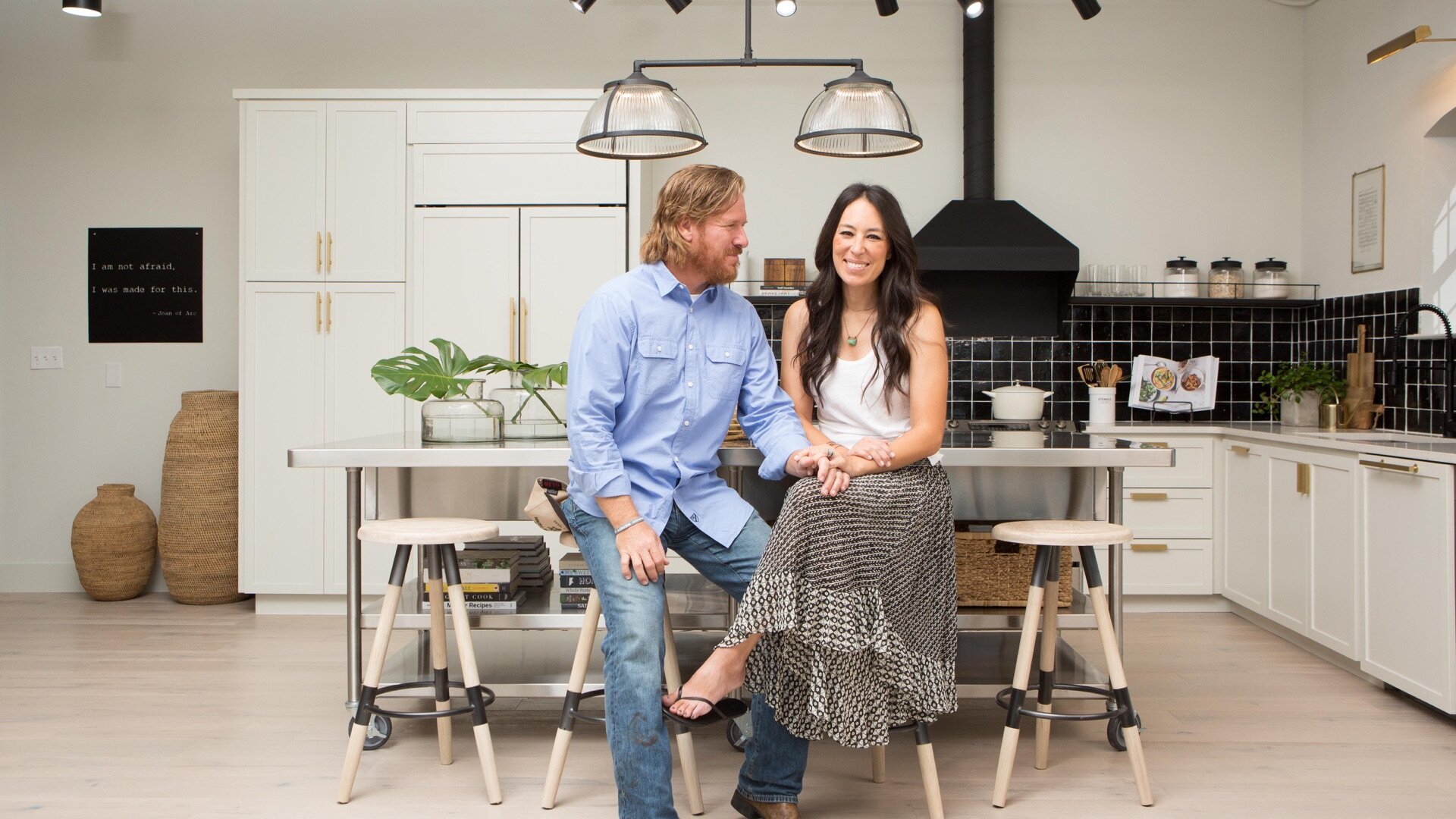 Fixer Upper S5E15 A Downtown Loft Challenge for Chip and Jo